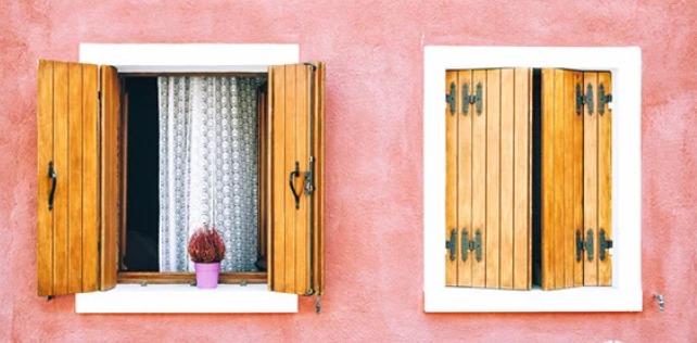 JENDELA KAYU KLASIK, INSPIRASI DESAIN UNTUK HUNIAN MODERN KLASIK