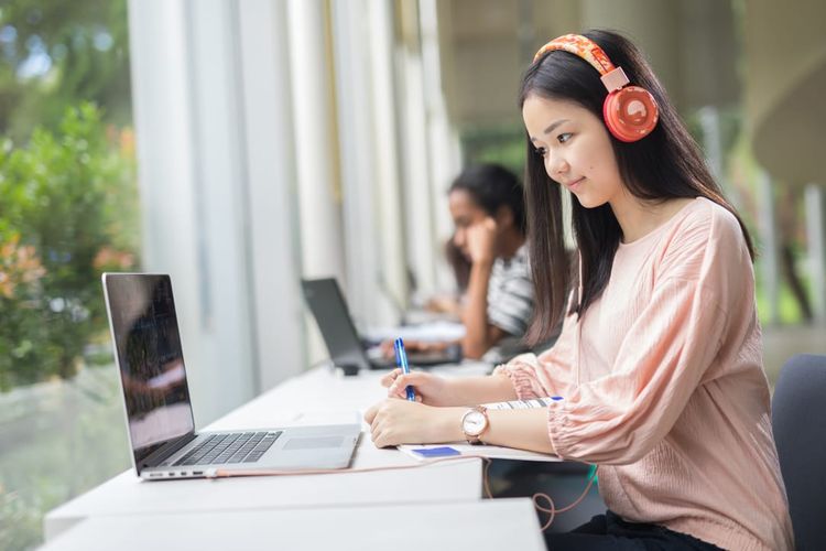 Jenuh Kuliah Online? Yuk, Coba 5 Hal Ini Agar Kuliah Daring Lebih Efektif!