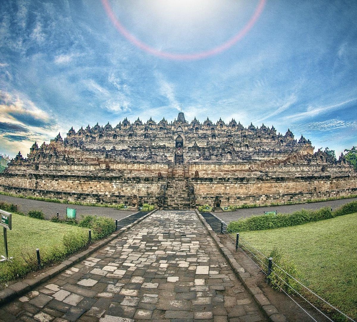 FAKNA MENARIK CANDI BOROBUDUR SEBAGAI ARTEFAK DESAIN BERSEJARAH