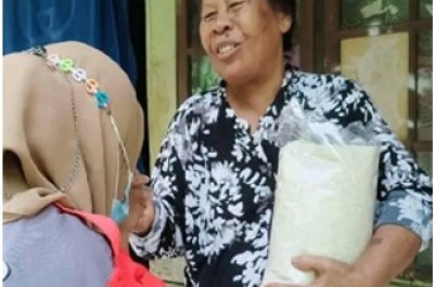Dalam Rangka Dies Natalis Universitas Stekom : Mahasiswa melakukan kegiatan sosial “Amal Bakti”