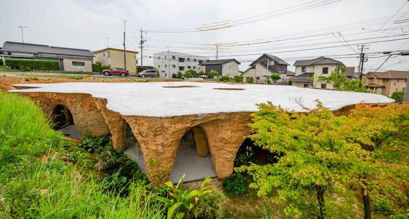 Junya Ishigami menyembunyikan rumah dan restoran yang tertutup lumpur di bawah permukaan tanah di Jepang