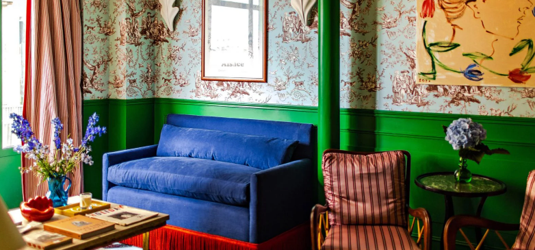 Interior maksimalis yang dipenuhi dengan warna dan pola