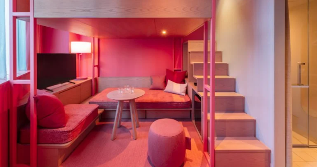 Empat interior berwarna pink pastel dengan warna tahun ini Viva Magenta