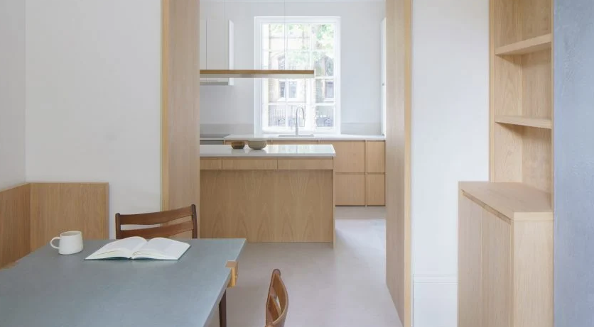 Renovasi Rumah Kupu-kupu kontras dengan fitur tradisional dengan material modern
