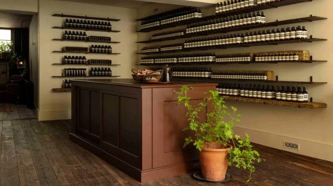 JamesPlumb memadukan elemen bulrush dan hemp di toko Cambridge Aesop