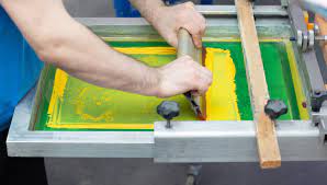 Proses sablon kaos dengan sablon