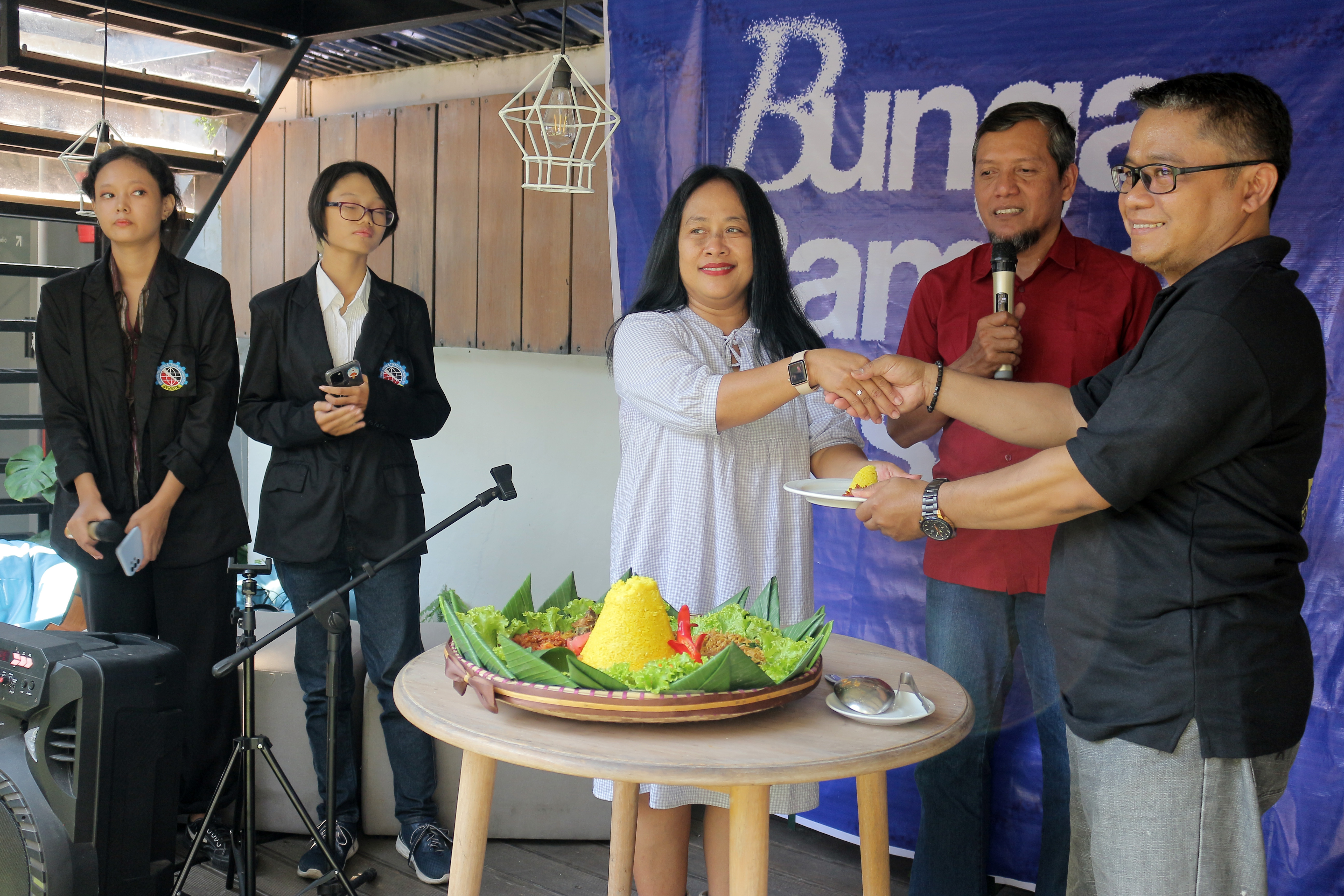 THE DAILY STORY OF 'BUNGA RAMPAI DESAIN''