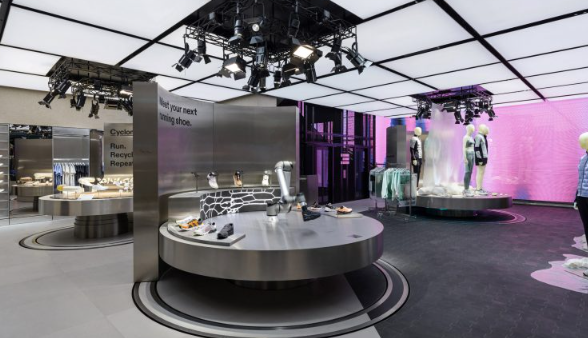Running brand On models London trainer store di "shoppable science museum"