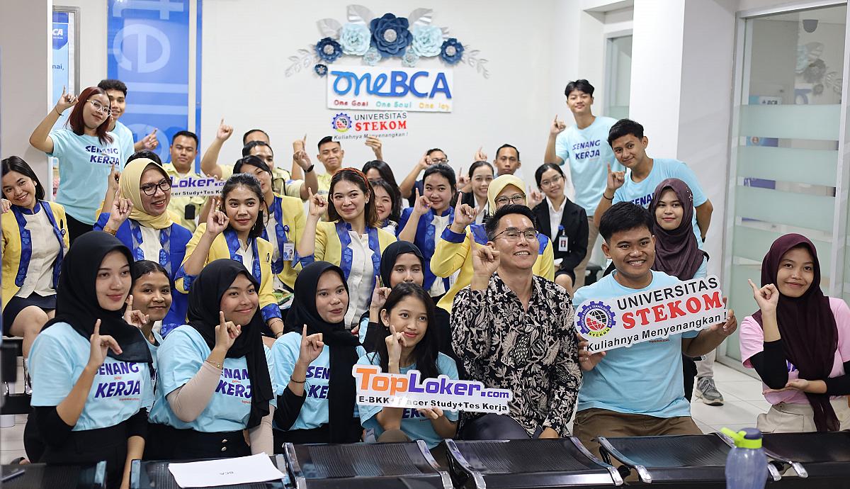 Universitas STEKOM Selenggarakan Pelatihan Bahasa Isyarat bagi Karyawan BCA KCP Pedurungan untuk Mendukung Layanan Perbankan Inklusif