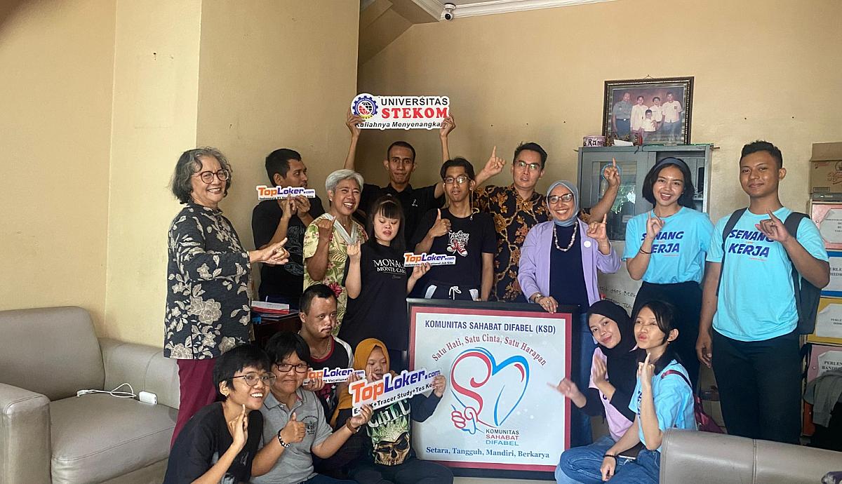 Universitas STEKOM Bersama Toploker.com Kunjungi Roemah Difabel Dukung Semangat Belajar dan Kemandirian Anak Difabel