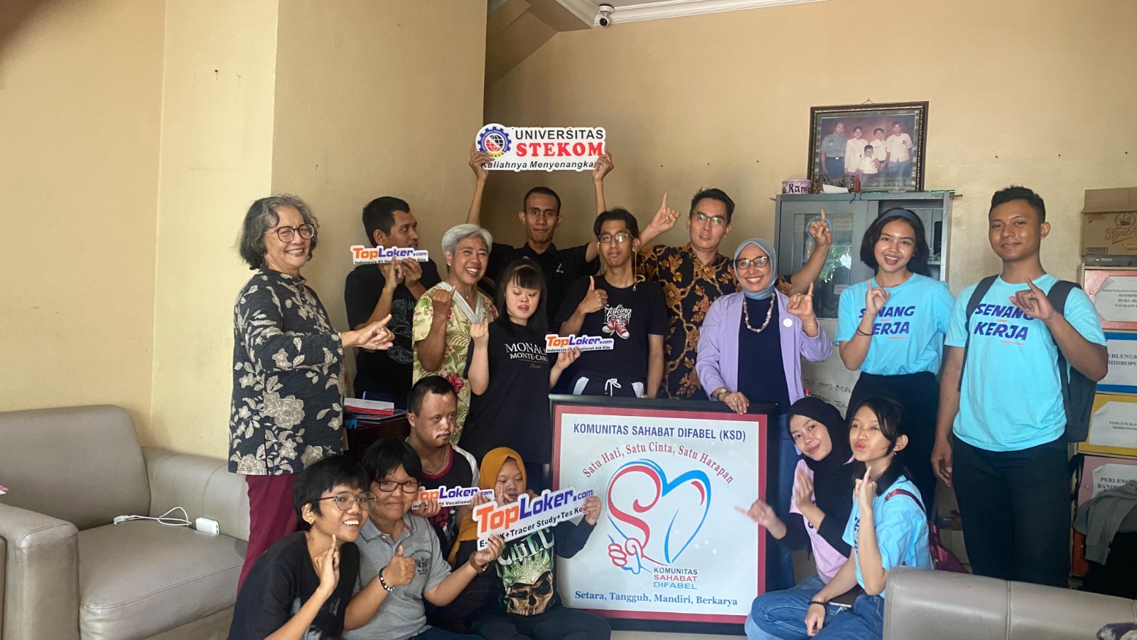 Universitas STEKOM Bersama Toploker.com Kunjungi Roemah Difabel Dukung Semangat Belajar dan Kemandirian Anak Difabel