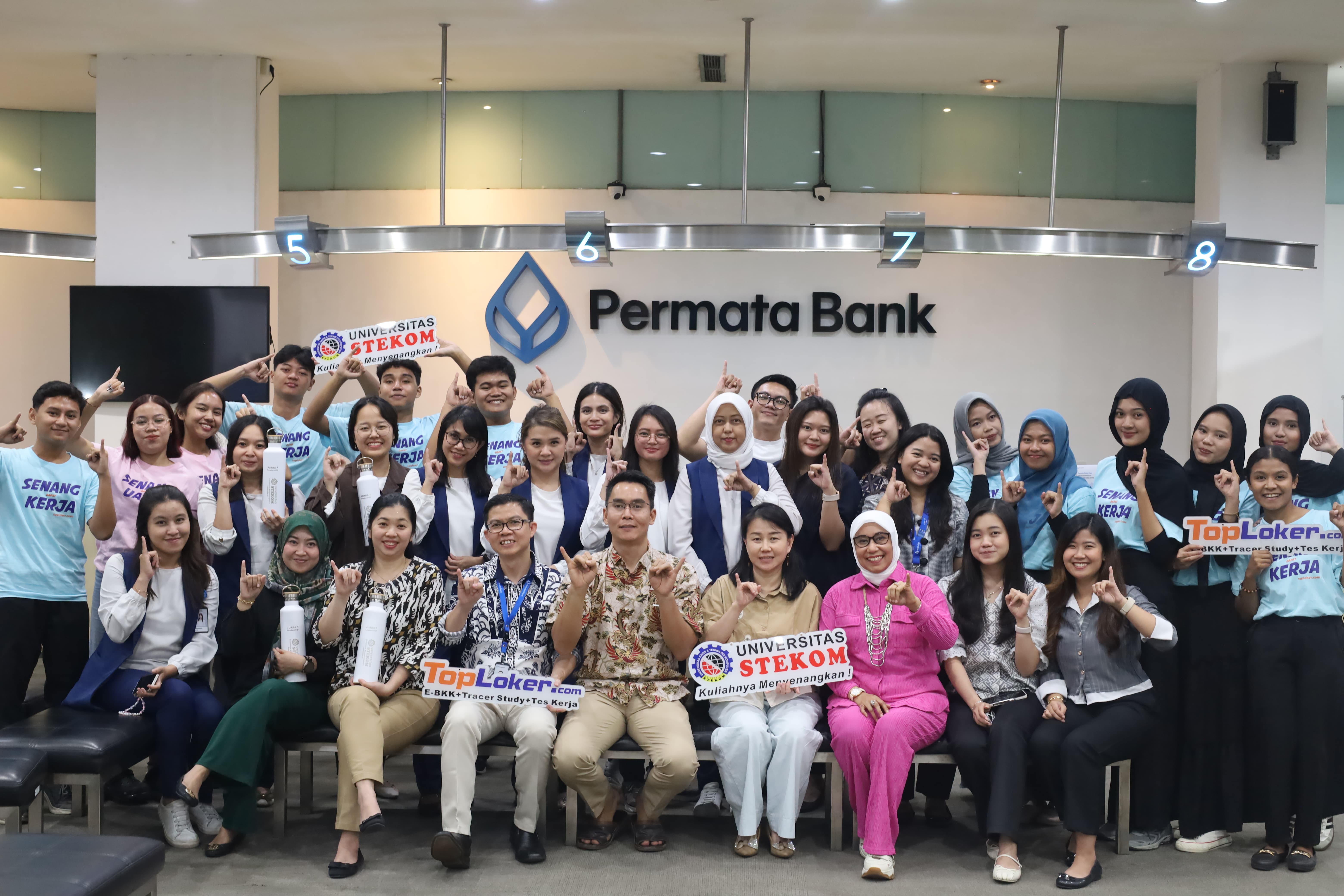 Universitas STEKOM Selenggarakan Pelatihan Bahasa Isyarat di Bank Permata Semarang