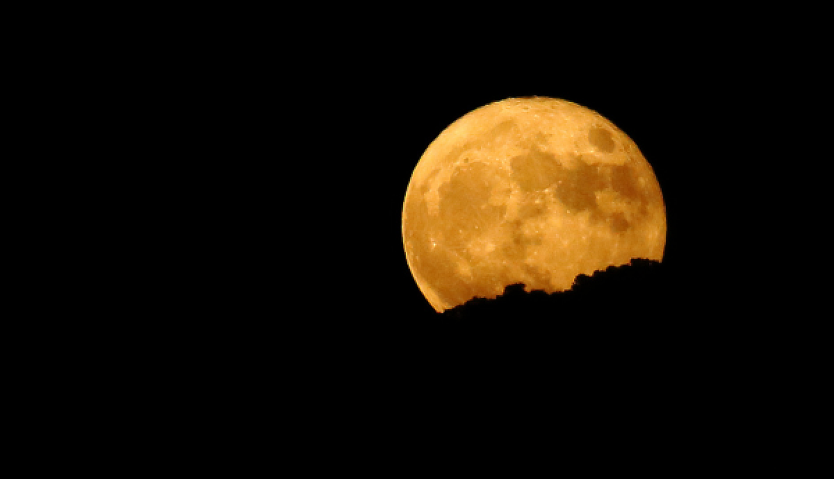 Supermoon Menghiasi Langit Malam 7 Oktober 2025