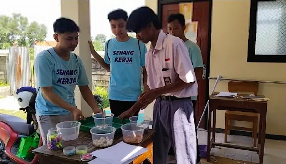 Universitas STEKOM Gelar Tes Jualan dan Tes Warna di SLB Negeri Kendal untuk Asah Keterampilan Siswa