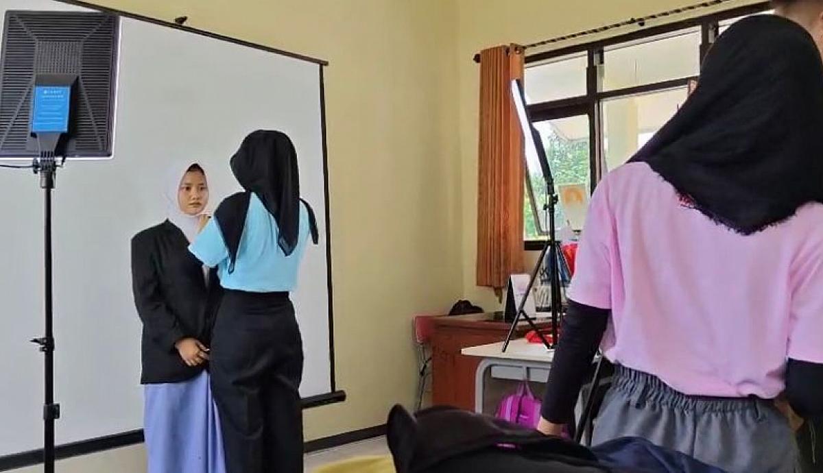 Universitas STEKOM Bantu Siswa SLB Negeri Kendal Siap Kerja Melalui Pembuatan Video CV