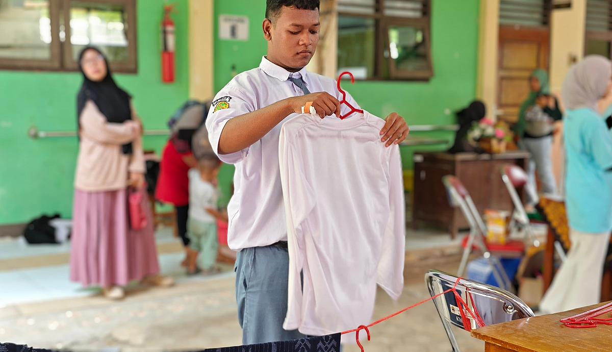 Latihan Kecakapan Laundry: Universitas Stekom Dorong Kemandirian Digital dan Praktis bagi Siswa SLB Negeri Demak