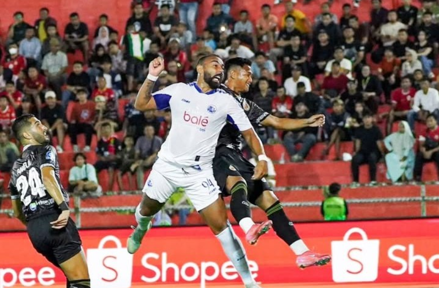 Arema FC Raih Kemenangan Tipis 2-1 Atas Semen Padang di Padang