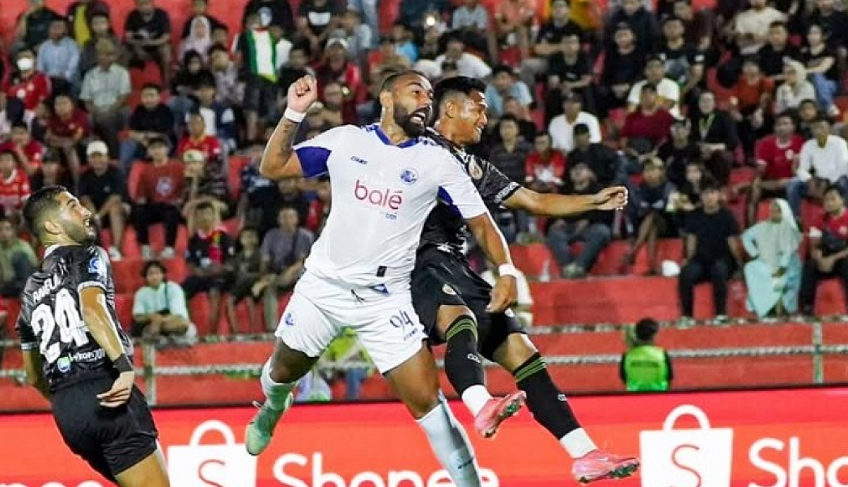Arema FC Raih Kemenangan Tipis 2-1 Atas Semen Padang di Padang