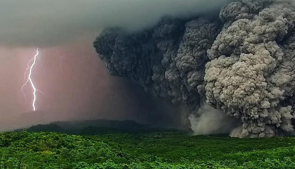 Awan Panas dan Abu Tebal Warnai Erupsi Gunung Semeru Kemarin