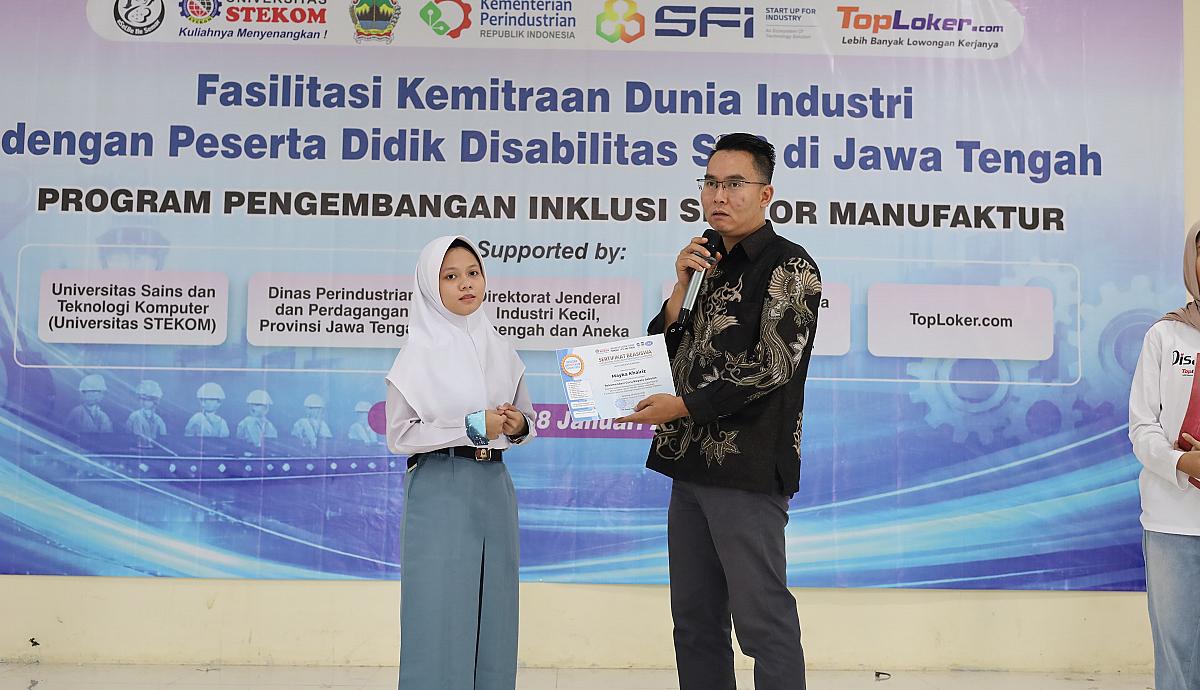 Universitas STEKOM Serahkan Beasiswa Pendidikan kepada Siswa Disabilitas Tunarungu SLB Negeri Semarang