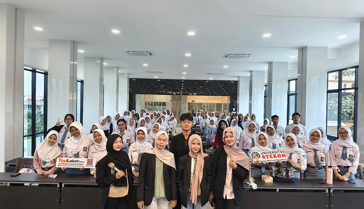 Antusiasme Tinggi Warnai Pelatihan Bahasa Isyarat Universitas STEKOM Bersama SMK Negeri 9 Semarang