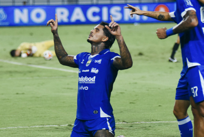 Persib Bandung Hancurkan Madura United dengan Skor Telak 5-0