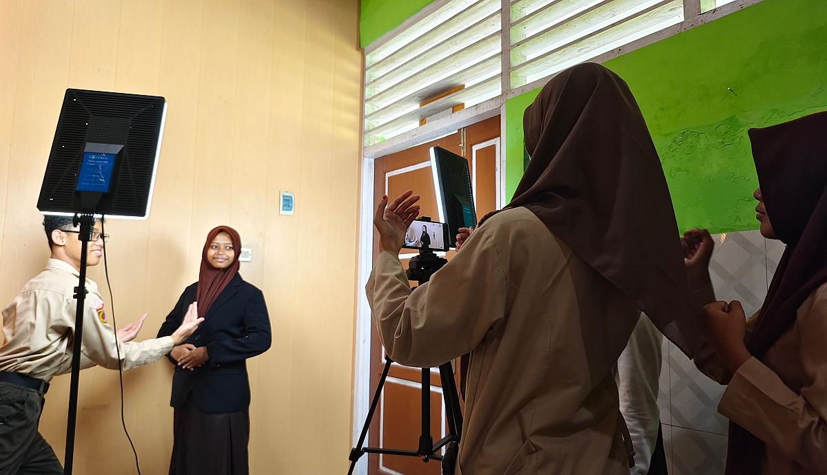 Penguatan Keterampilan Kerja, Universitas STEKOM Gelar Pelatihan Pembuatan CV di SLB Negeri Kota Magelang