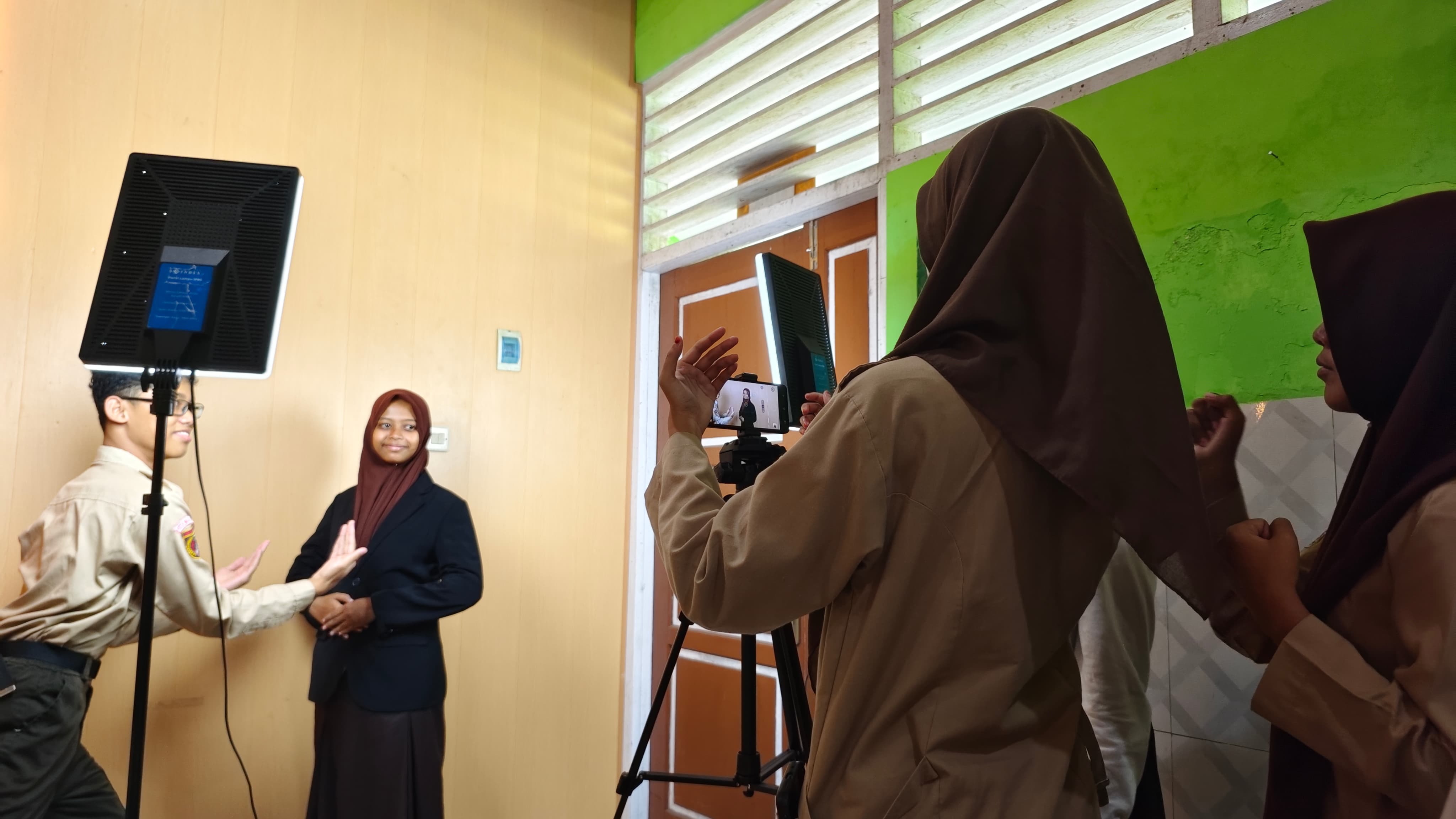 Penguatan Keterampilan Kerja, Universitas STEKOM Gelar Pelatihan Pembuatan CV di SLB Negeri Kota Magelang