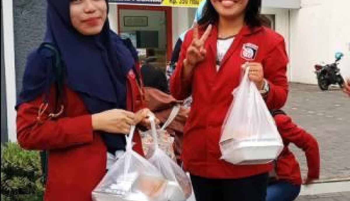 Kegiatan Sosial Pembagian Takjil Berbuka oleh Mahasiswa dan Dosen STEKOM 304