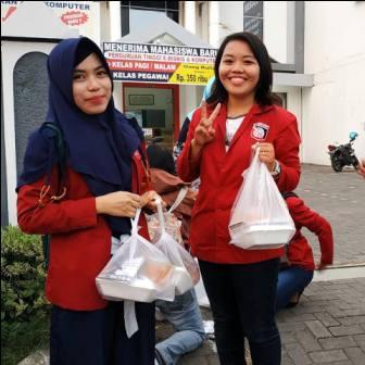 Kegiatan Sosial Pembagian Takjil Berbuka oleh Mahasiswa dan Dosen STEKOM 304