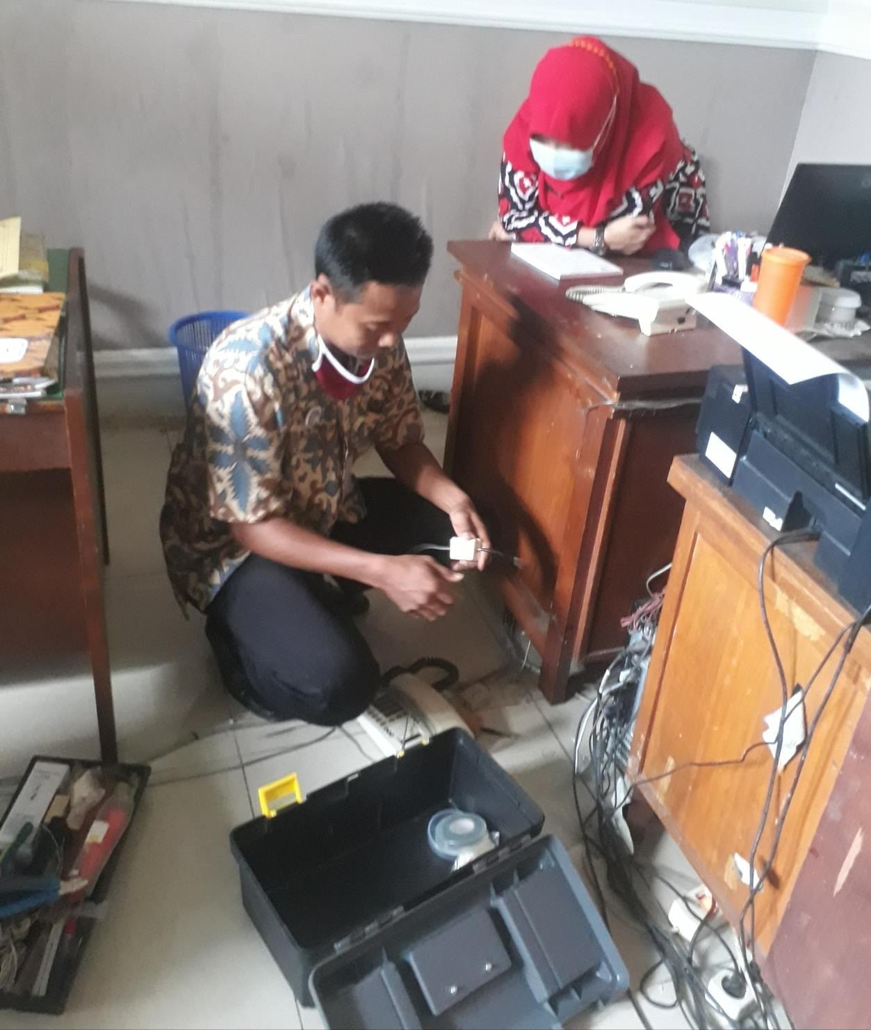 Ikut Dalam Kegiatan Magang Kerja Perbaikan Jaringan Telepon Di Kantor Bupati