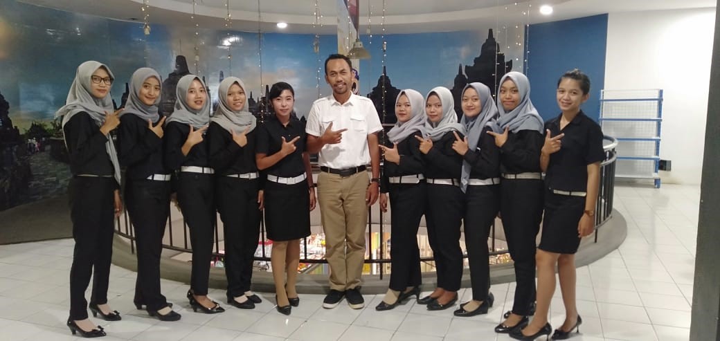 Magang Kerja Menjadi Salah Satu Pramuniaga Di Happy Debora