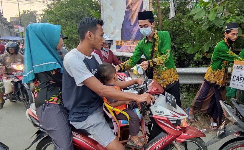 Sebagai Perwujudan Dari Bentuk Pengabdian Masyarakat, Mahasiswa Universitas Sains Dan Teknologi Komputer Membagikan Takjil Kepada Masyarakat Di Wilayah Desa Purwosari Sayung Demak