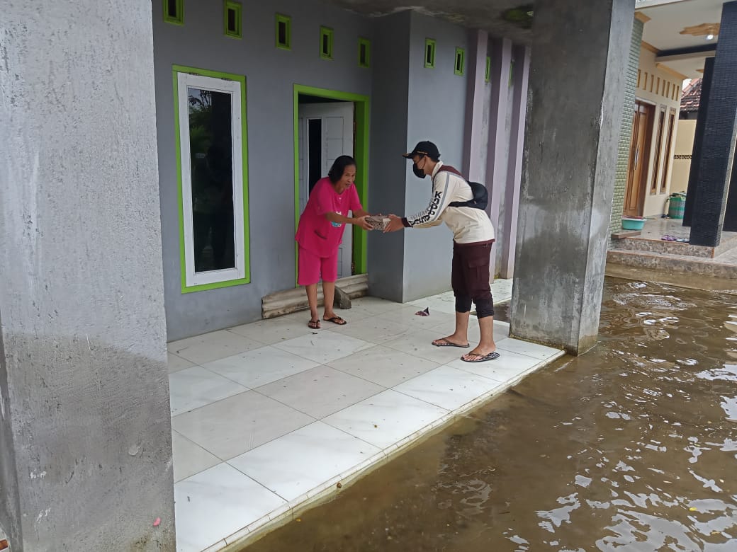 Mahasiswa Universitas Sains Dan Teknologi Komputer Bergerak Menyalurkan BANSOS Bencana Banjir DI DESA GADUDERO KEC. SUKOLILO