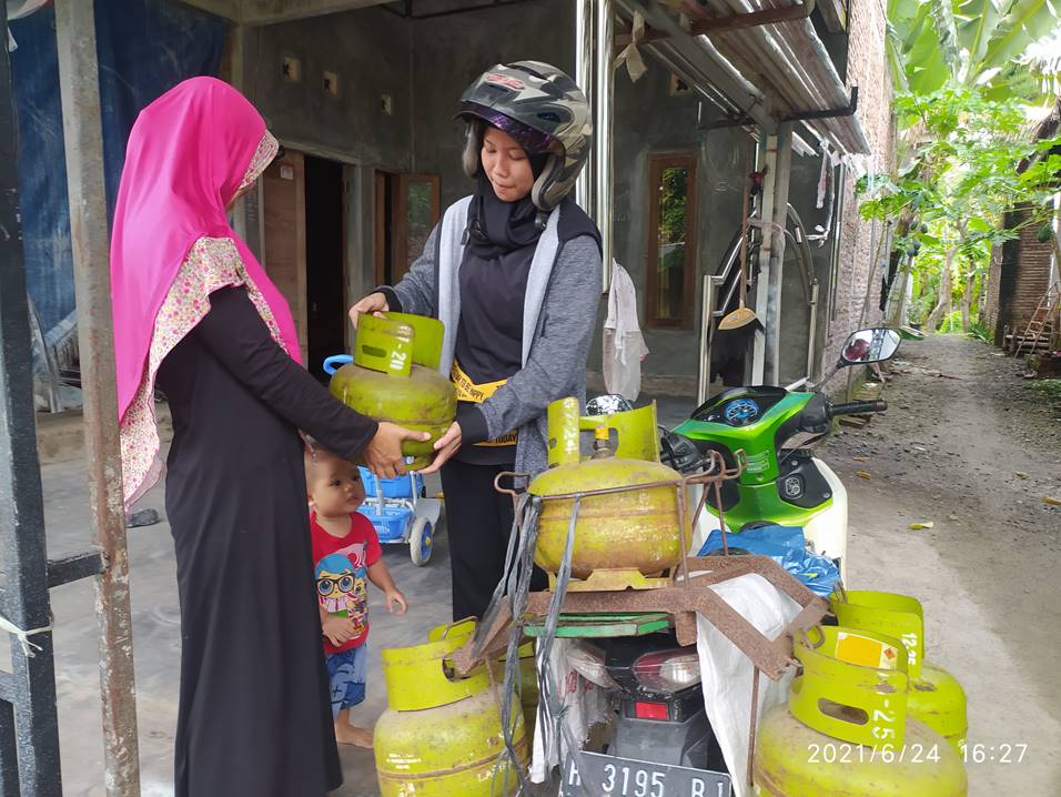 Mahasiswi Universitas Sains Dan Teknologi Komputer Mewujudkan Program Merdeka Belajar Kampus Merdeka Dengan Berwirausaha Menjual Gas LPG Keliling