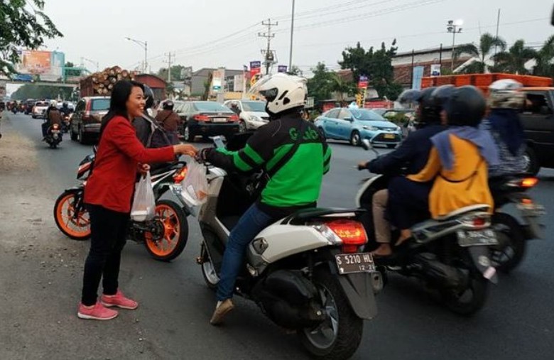 Berbagi Dalam Kegiatan &ldquo;Jumat Berkah&rdquo; Oleh Mahasiswa KKN Universitas Sains dan Teknologi Komputer 