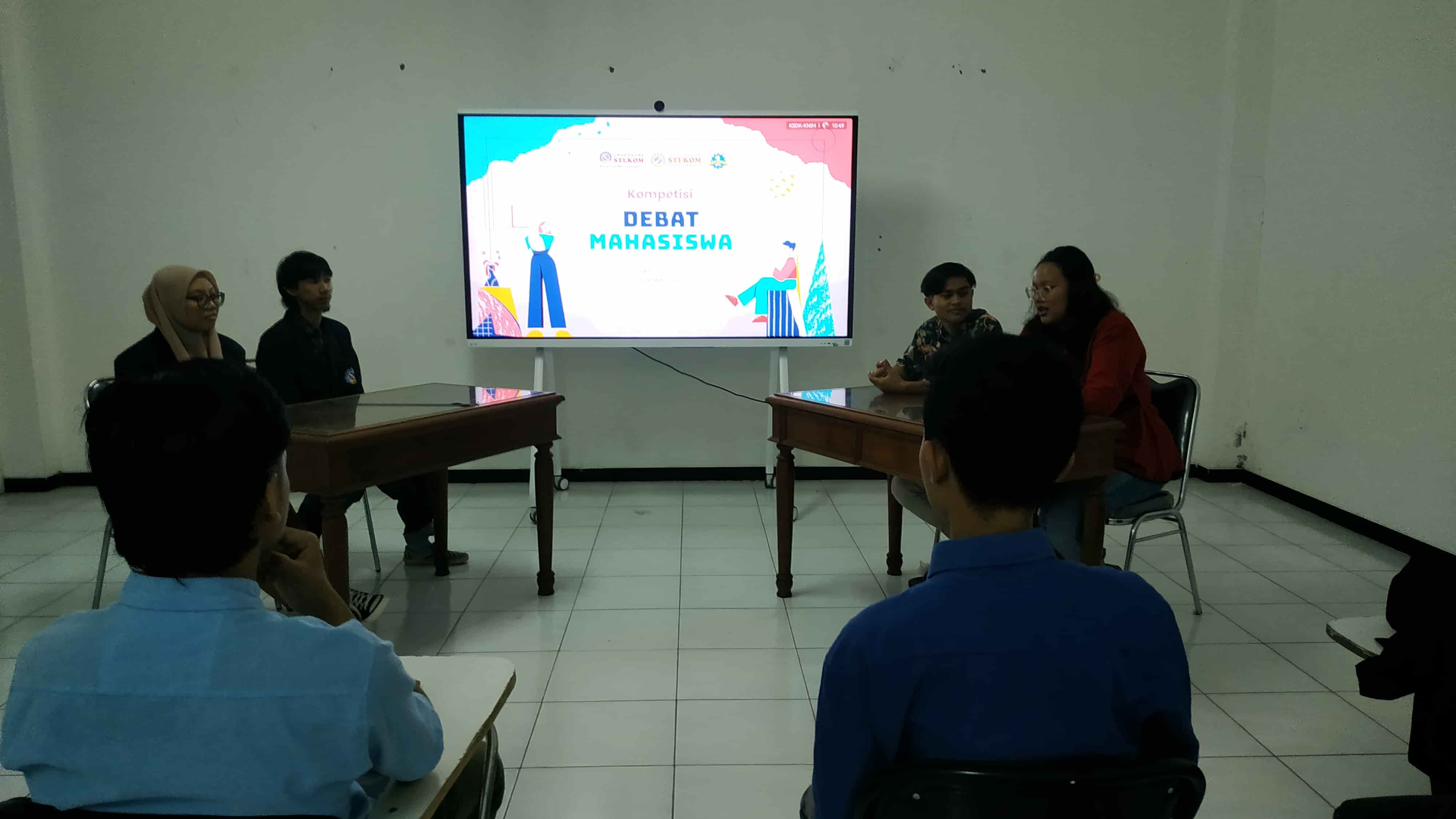 Gelar Kompetesi Debat Mahasiswa Untuk Meningkatkan Soft Skill