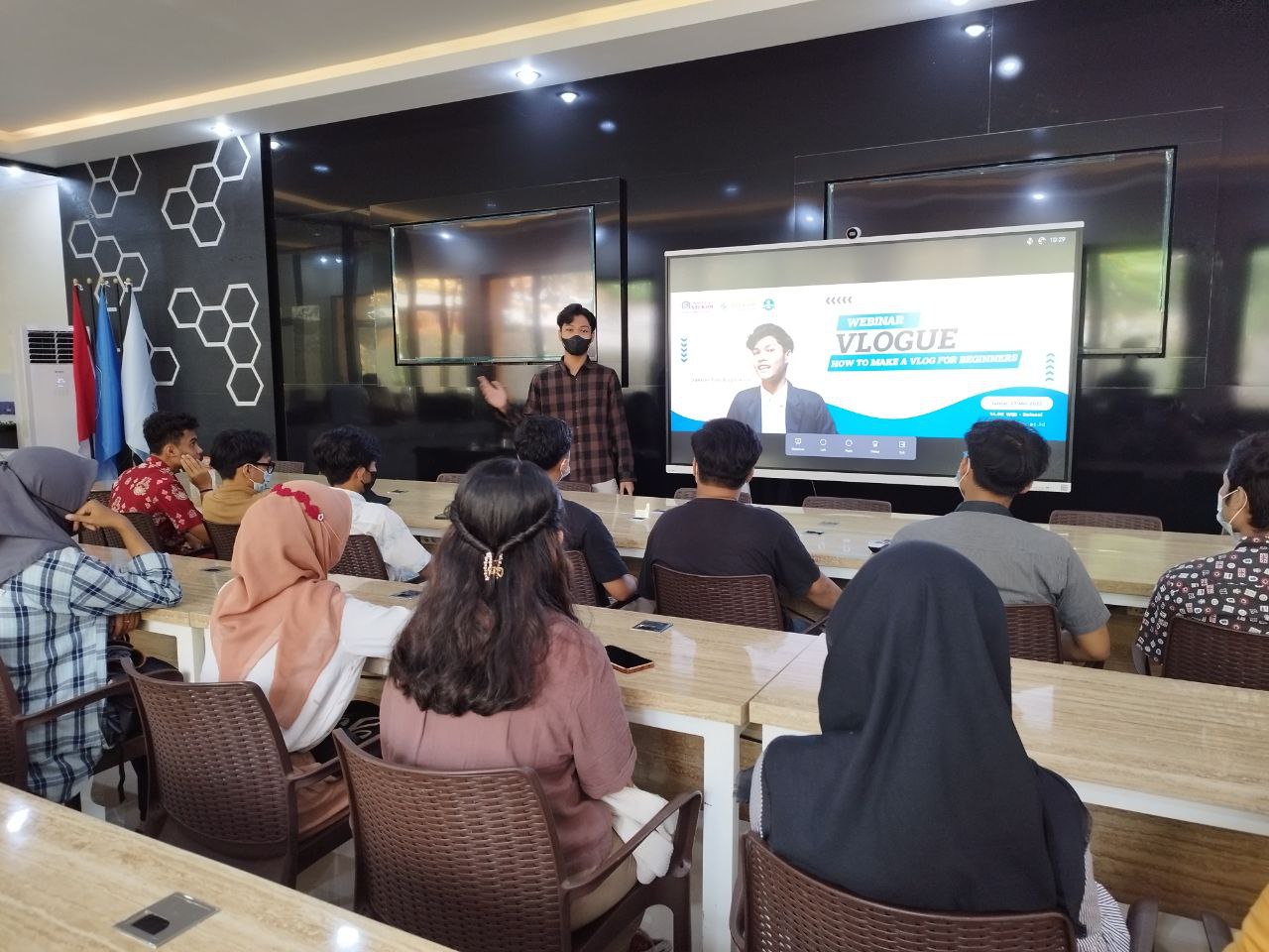 Kenali Dunia Vlogging di Webinar VLOGUE