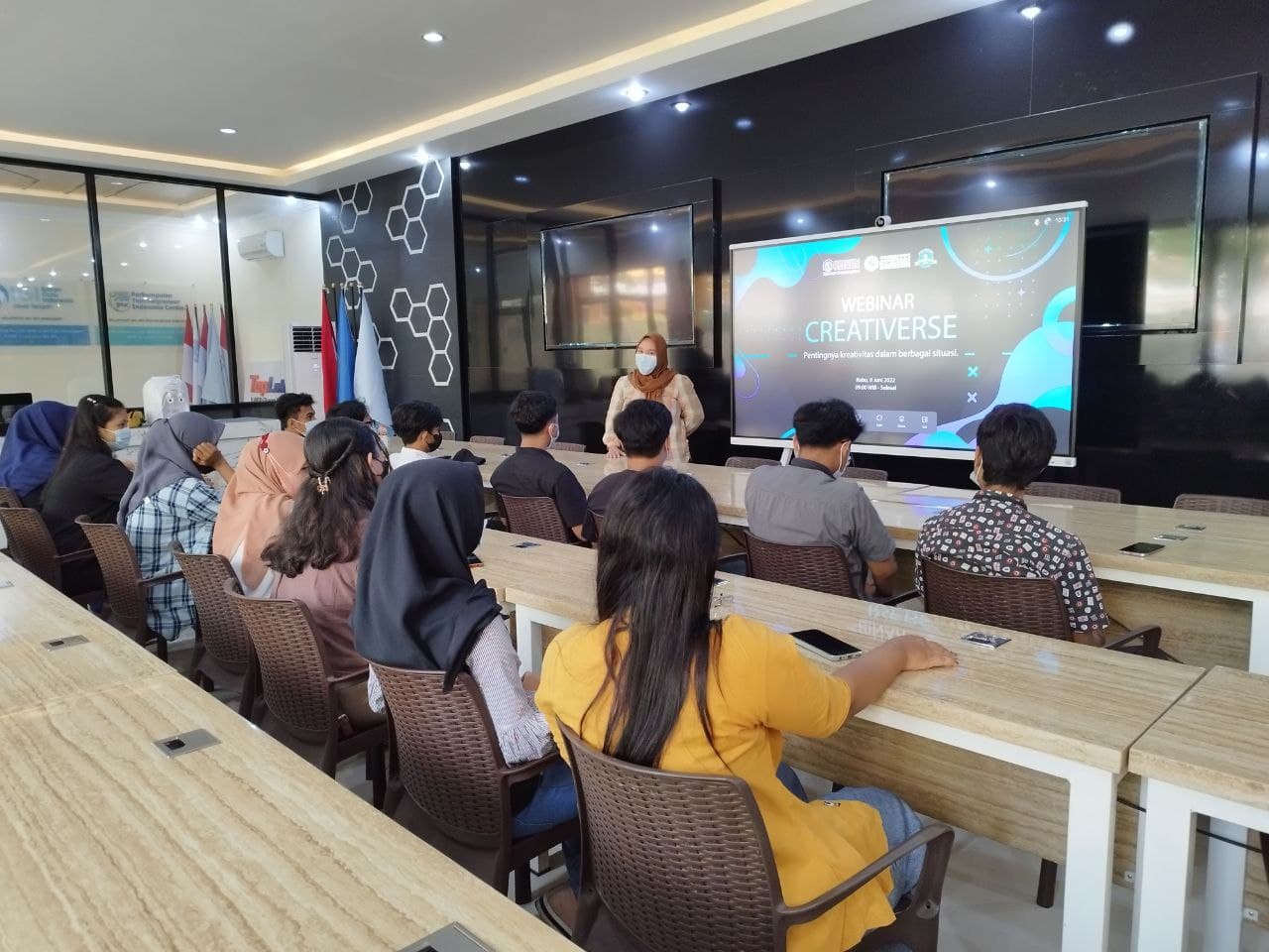 Kiat untuk Medekode Konten Kreatif di Webinar Kreatif