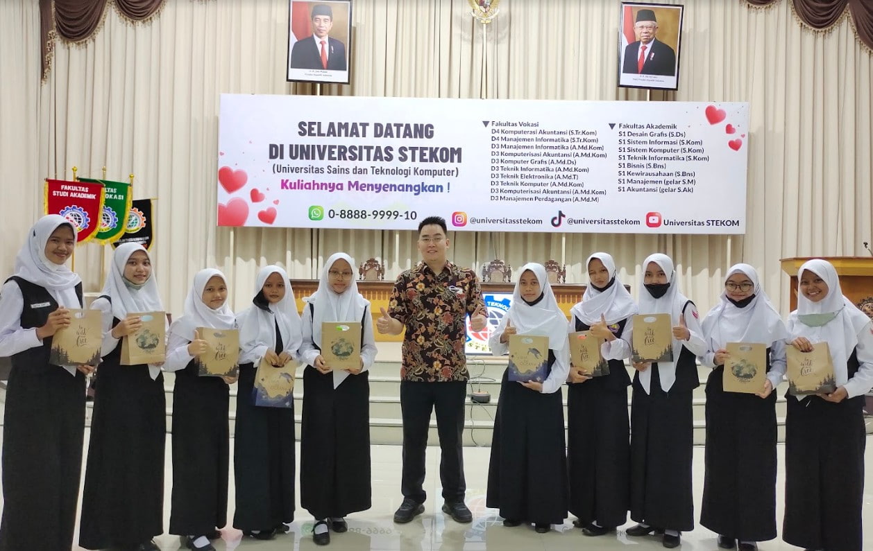 Kunjungan SMK Negeri 1 Slawi ke Universitas Sains dan Teknologi Komputer (STEKOM)