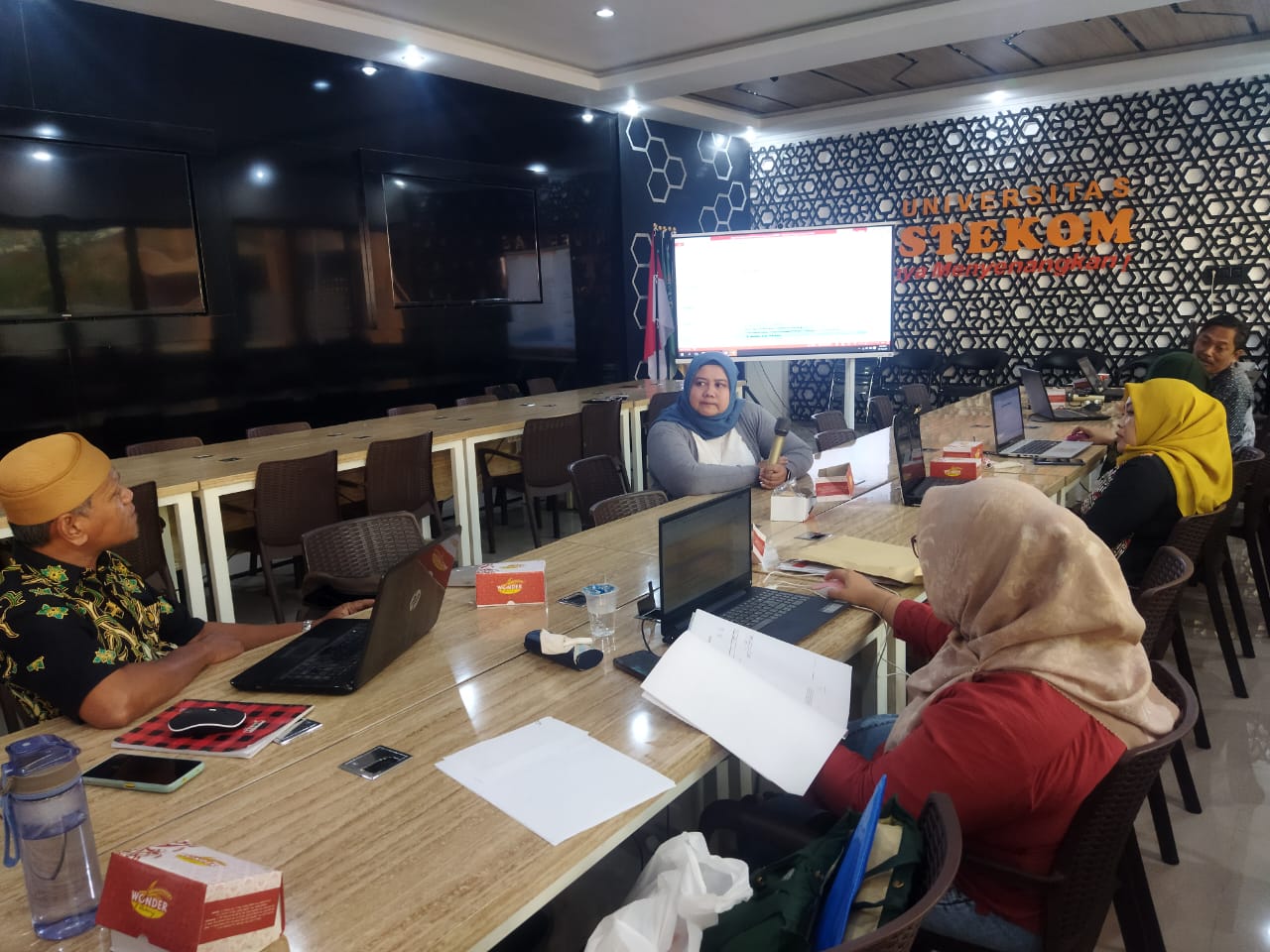 Pengelola Mata Kuliah Wajib Kurikulum Universitas STEKOM Sosialisasikan Pembelajaran MKWK Berbasis Proyek untuk Dosen