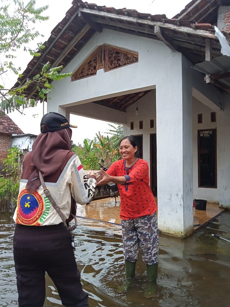 Mahasiswa Universitas Sains Dan Teknologi Komputer Bergerak Menyalurkan BANSOS Bencana Banjir DI DESA GADUDERO KEC. SUKOLILO