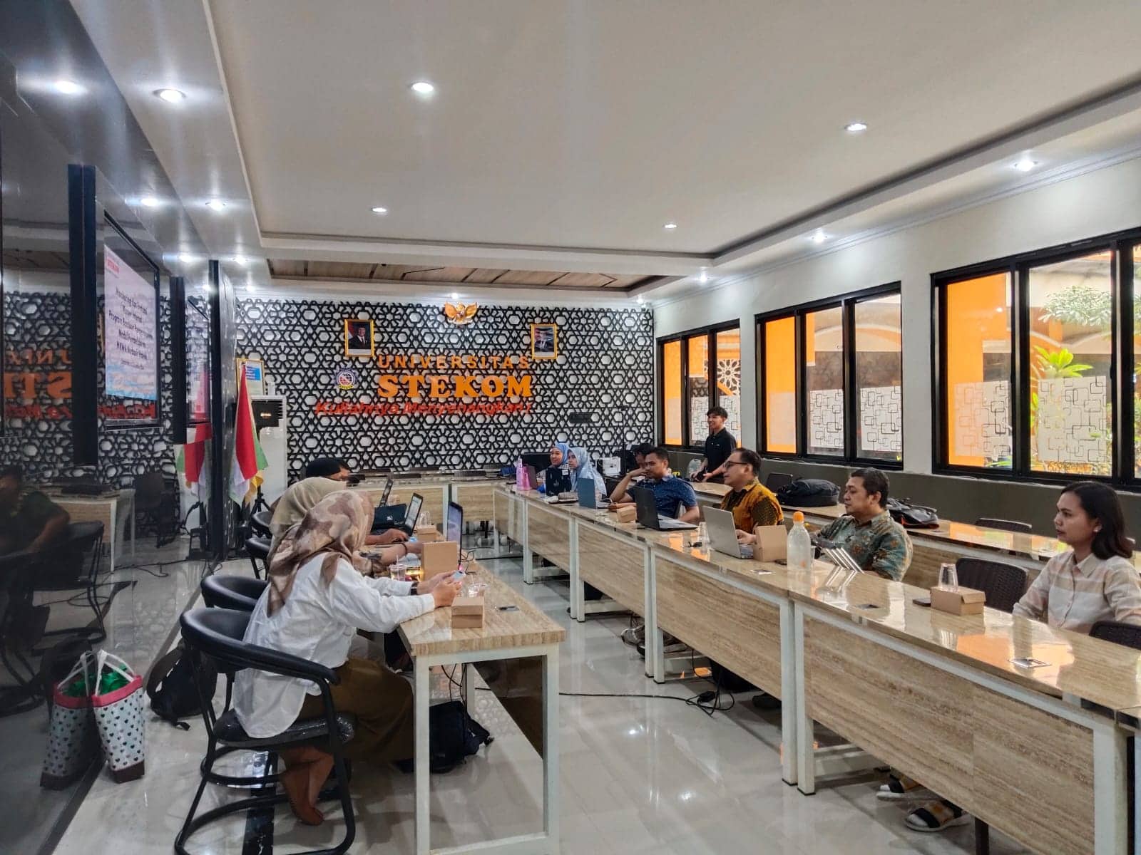 Universitas STEKOM Gelar Monitoring dan Evaluasi Internal Program Bantuan Pengembangan Model Pembelajaran MKWK Berbasis Proyek
