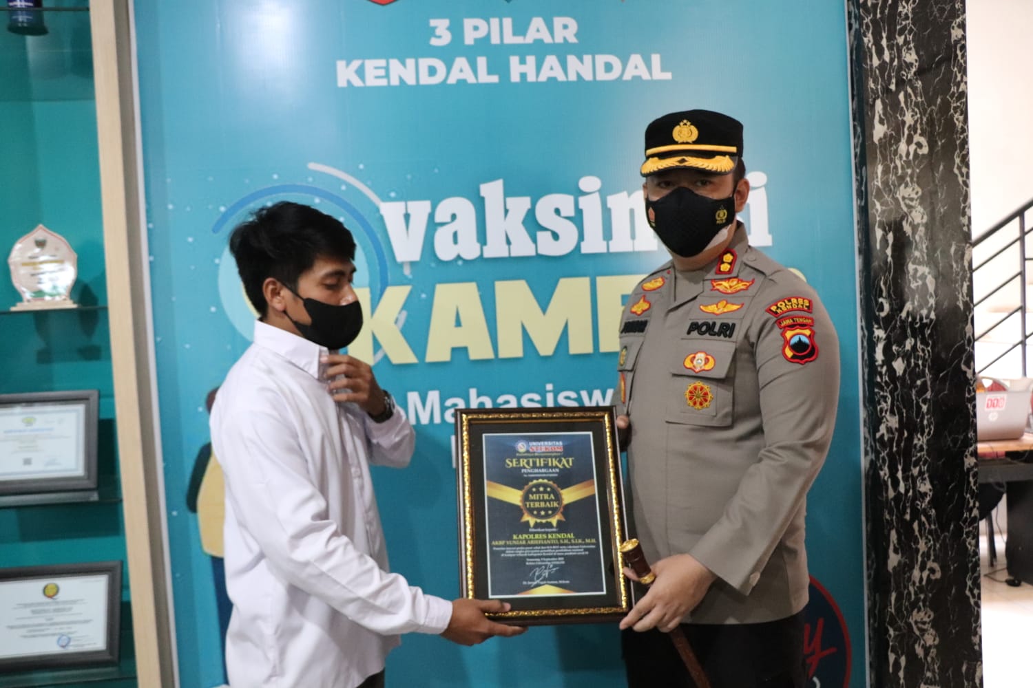 VAKSINASI DI UNIVERSITAS STEKOM BERSAMA KAPOLRES KENDAL