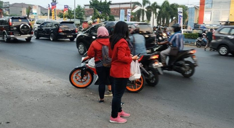 Berbagi Dalam Kegiatan &ldquo;Jumat Berkah&rdquo; Oleh Mahasiswa KKN Universitas Sains dan Teknologi Komputer 