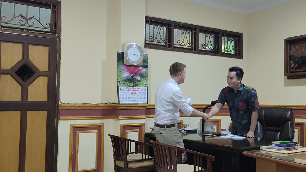 BOS BULE LONDO KAMPUNG SIDAK KAMPUS UNIVERSITAS STEKOM! BIKIN PANIK PEGAWAI