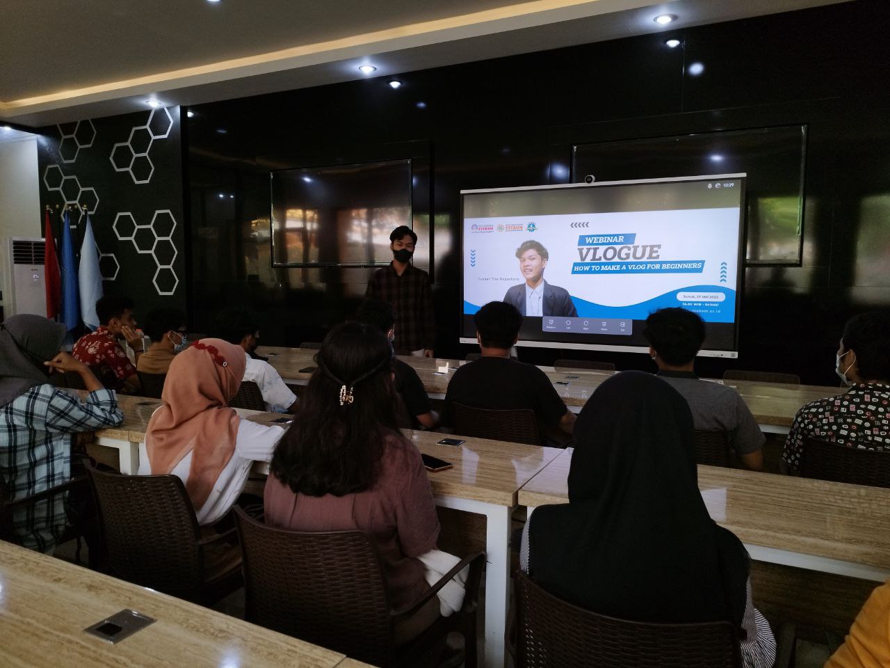 Kenali Dunia Vlogging di Webinar VLOGUE