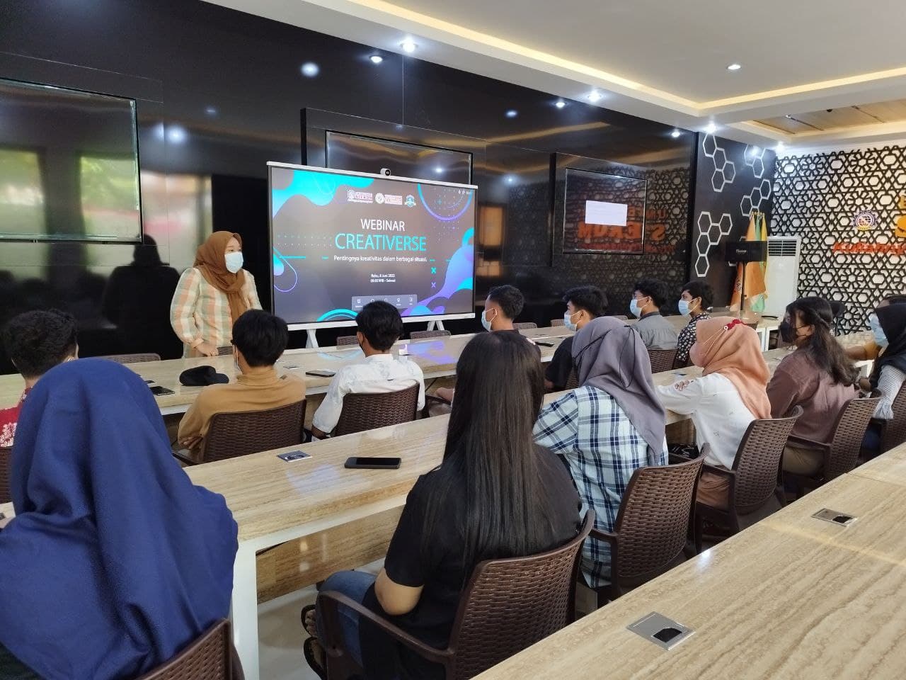 Kiat untuk Medekode Konten Kreatif di Webinar Kreatif