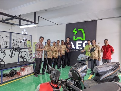 LAB AEO (Amazon Electrindo Otomotif) Kendaraan Listrik Universitas STEKOM Menerima Kunjungan SMK ISLAMIC QON 