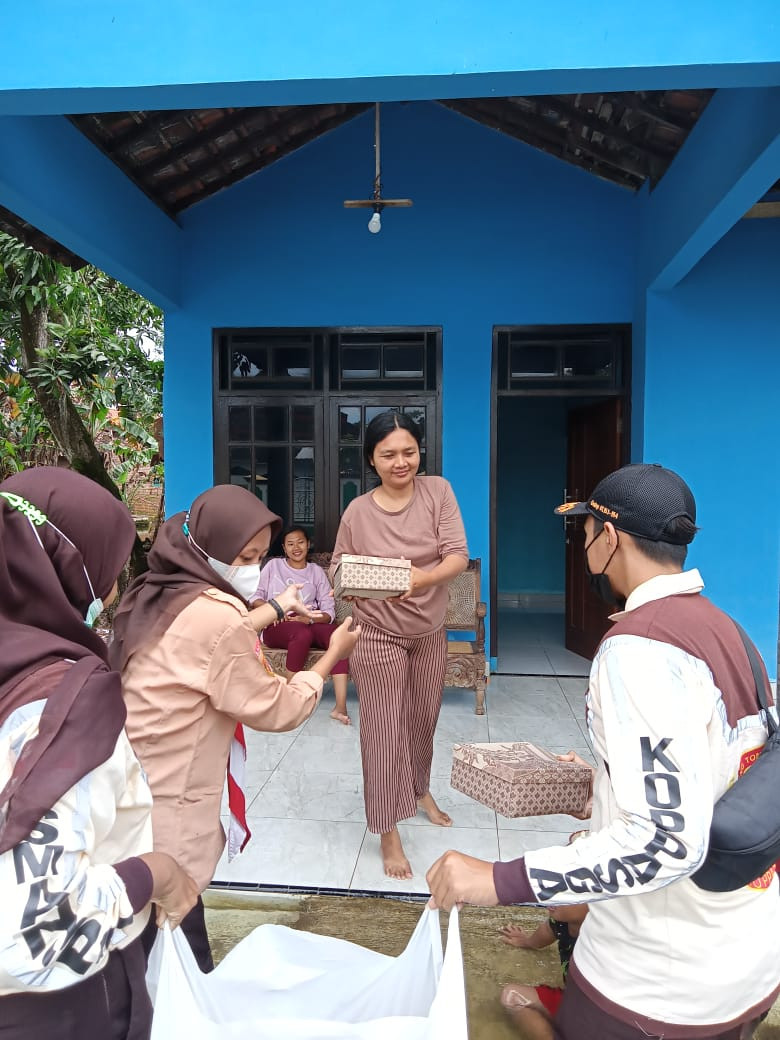 Mahasiswa Universitas Sains Dan Teknologi Komputer Bergerak Menyalurkan BANSOS Bencana Banjir DI DESA GADUDERO KEC. SUKOLILO